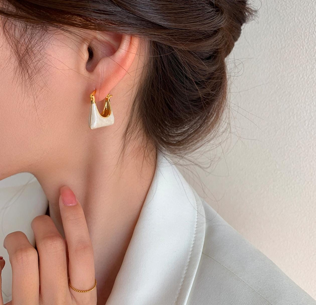 Mini Handbag Hoop Earrings – Chic Pearl Enamel Drop Design